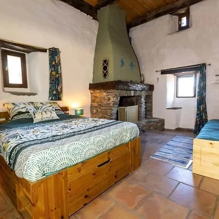 Les Hotes Du Chataignier